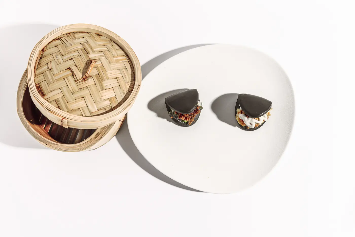 Bao negro en cesta de vapor