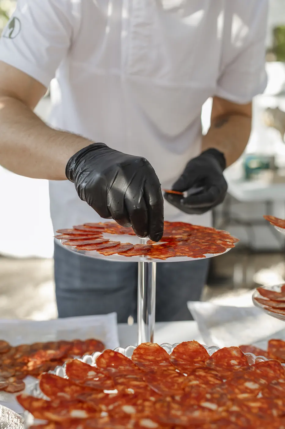 Colocando ibéricos en la mesa