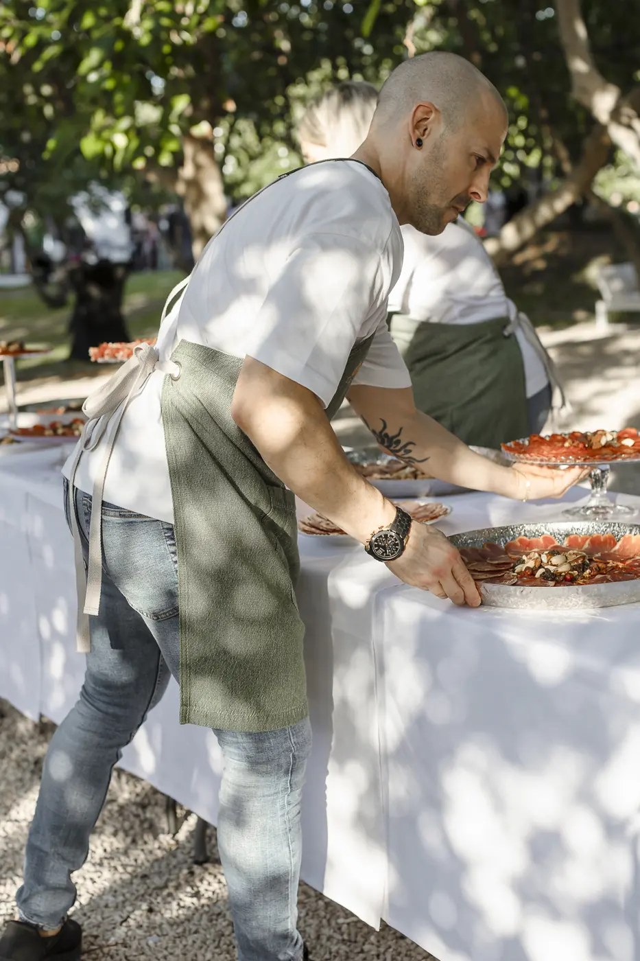 Edgar Mascarell montando la mesa de ibéricos