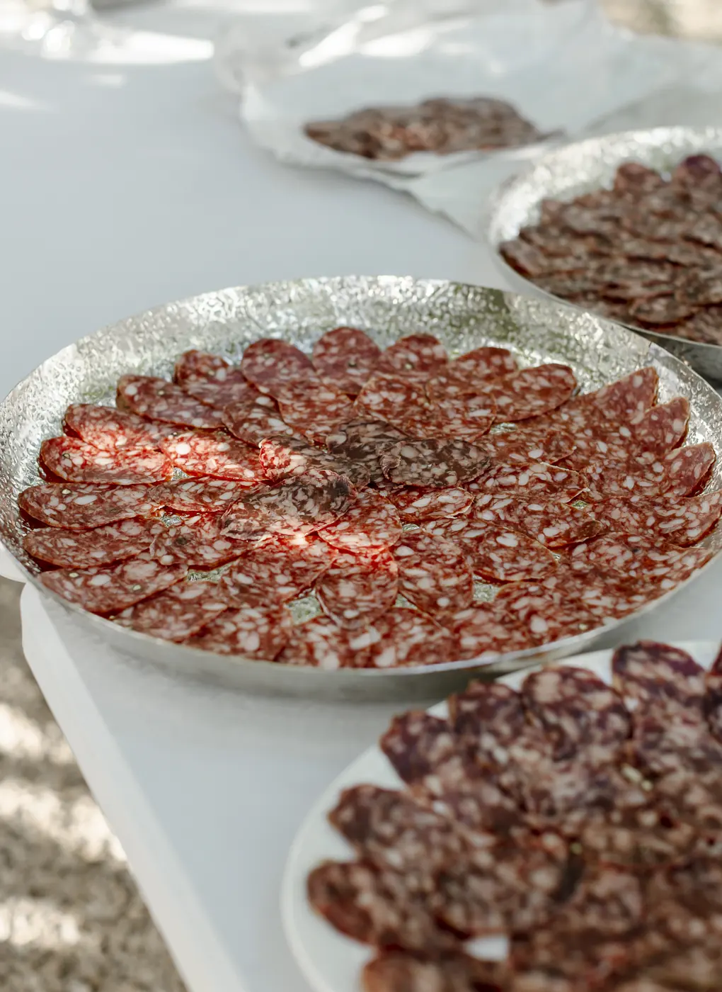 Platos de embutido ibérico en la mesa del cóctel
