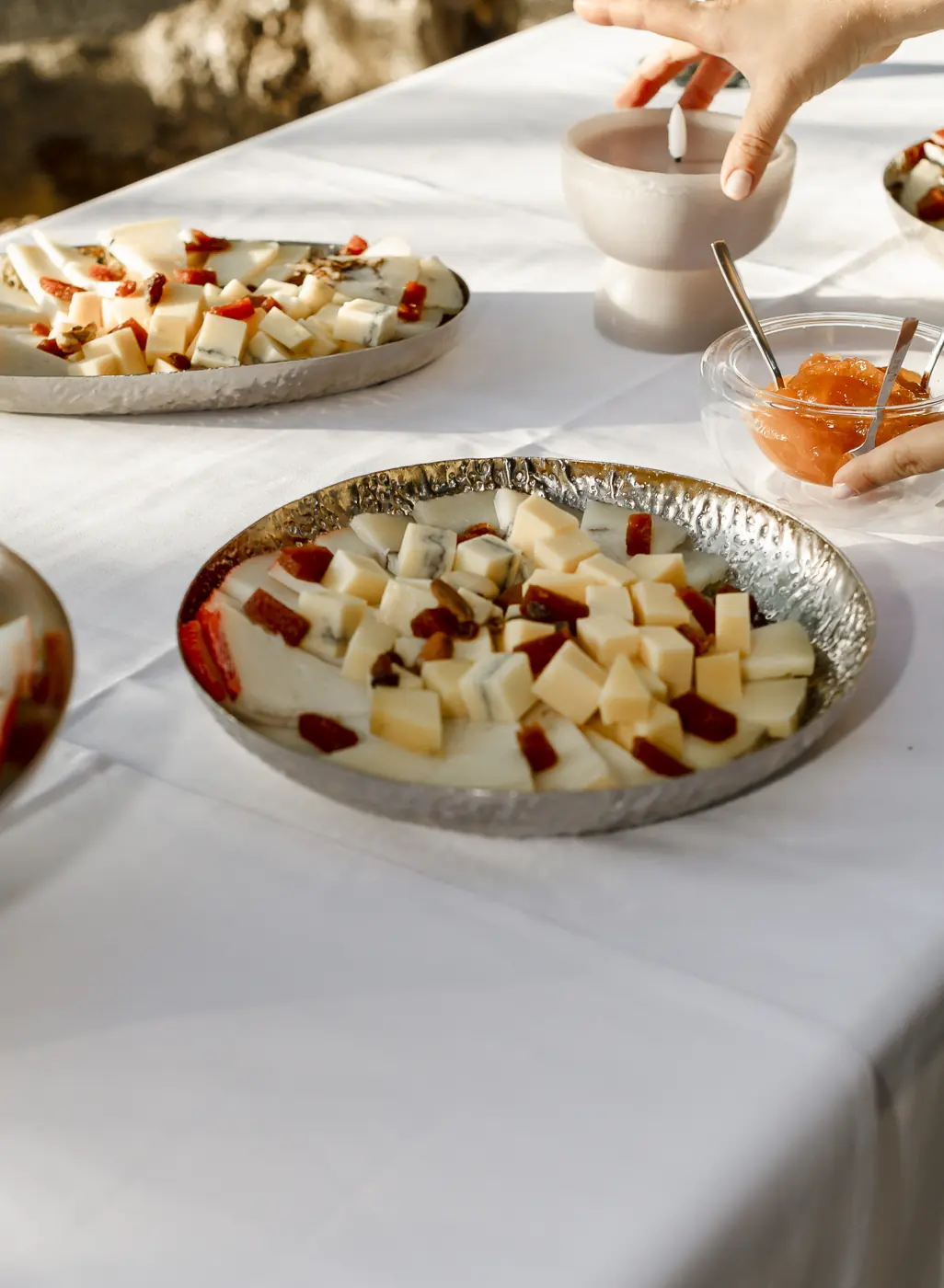 Quesos con membrillo en la mesa