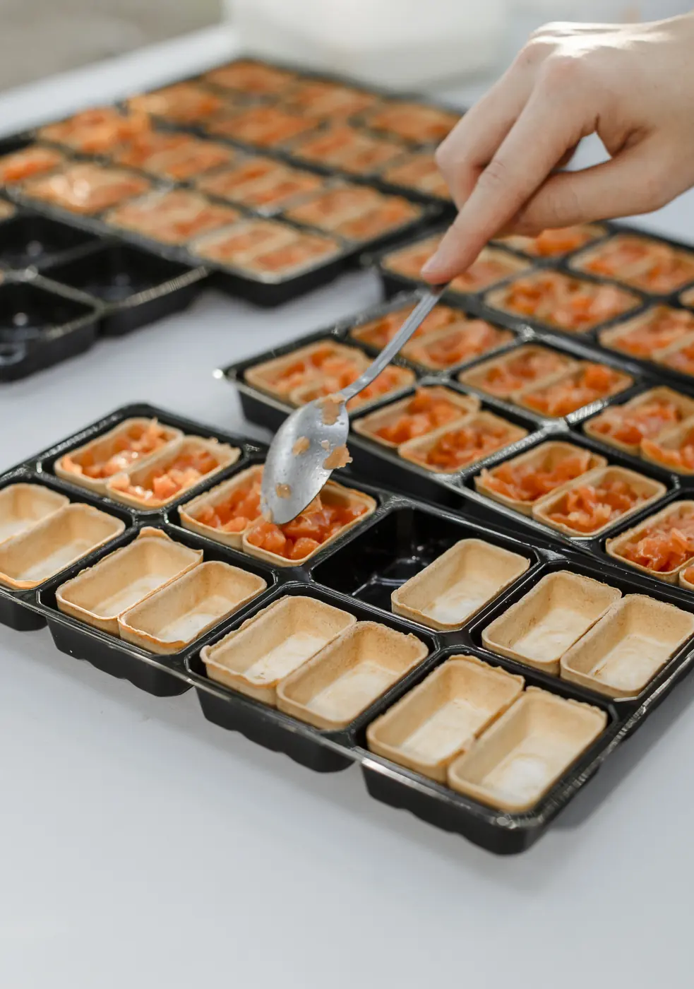 Rellenando bandejas de bocados