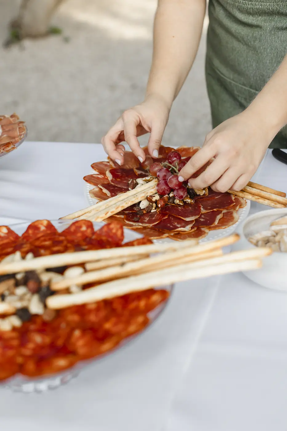 Montando un plato de ibéricos