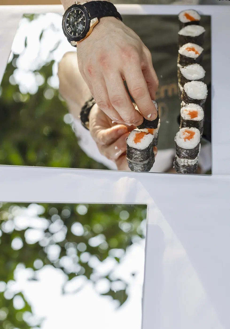 Colocando sushi en la bandeja