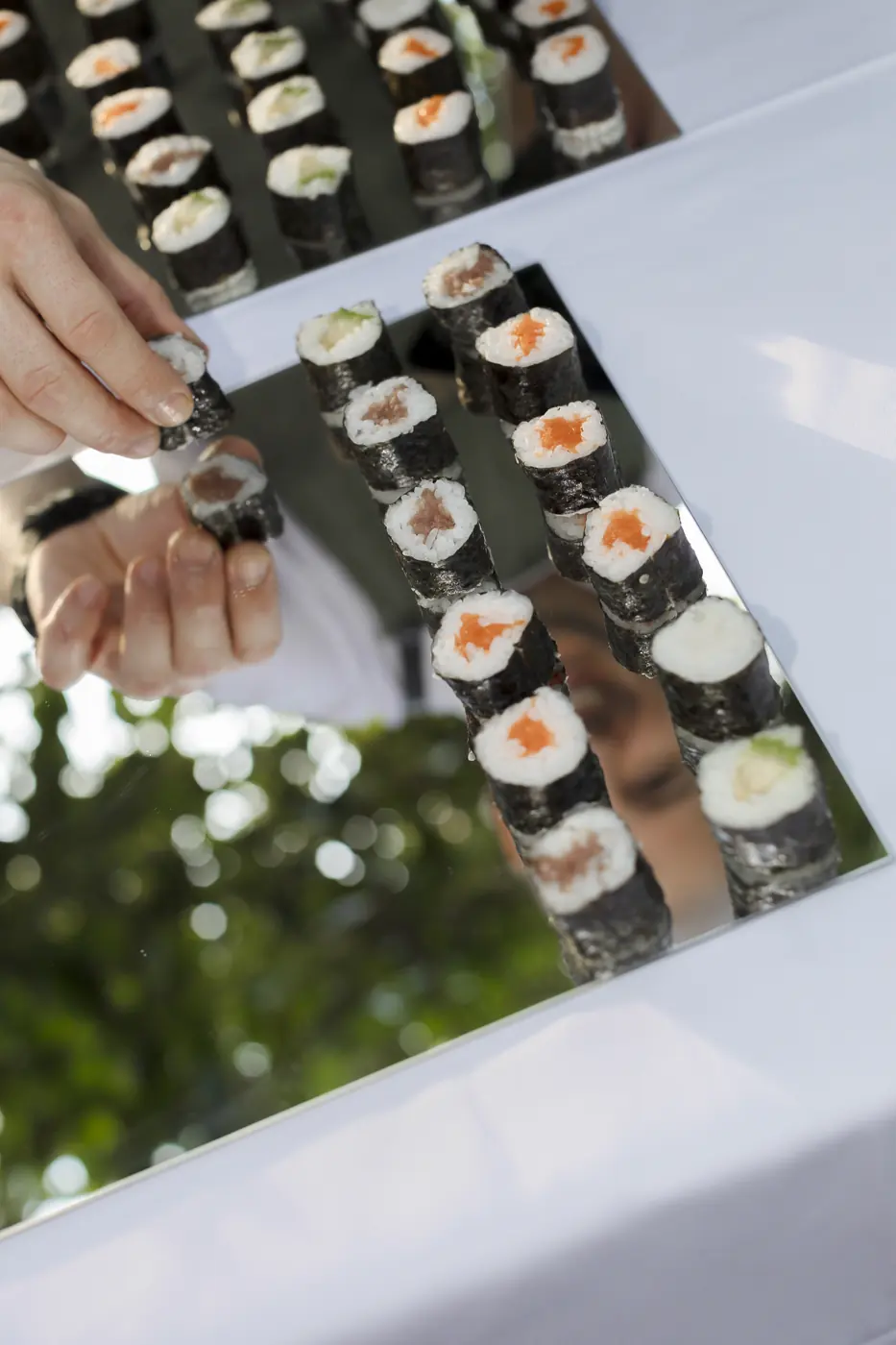 Sushi sobre espejo en la estación