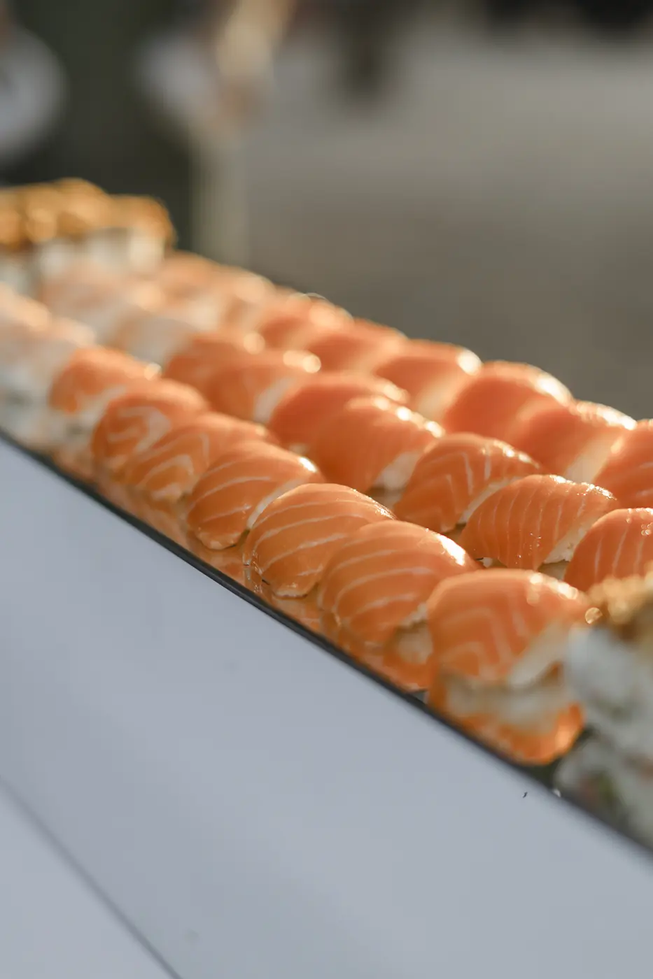 Nigiris de salmón en fila