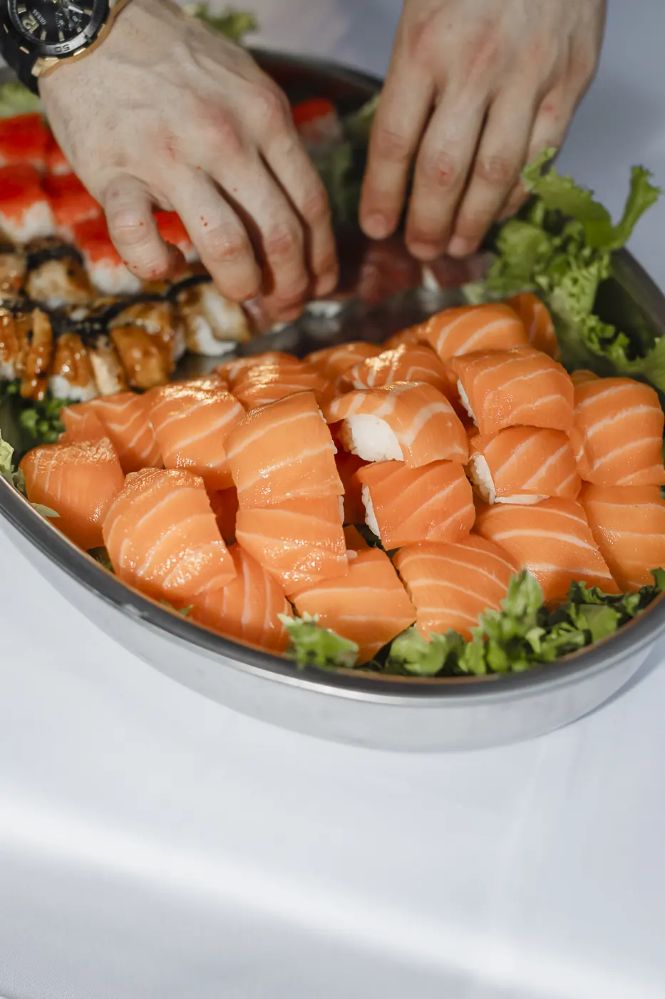 Bandeja de nigiris de salmón