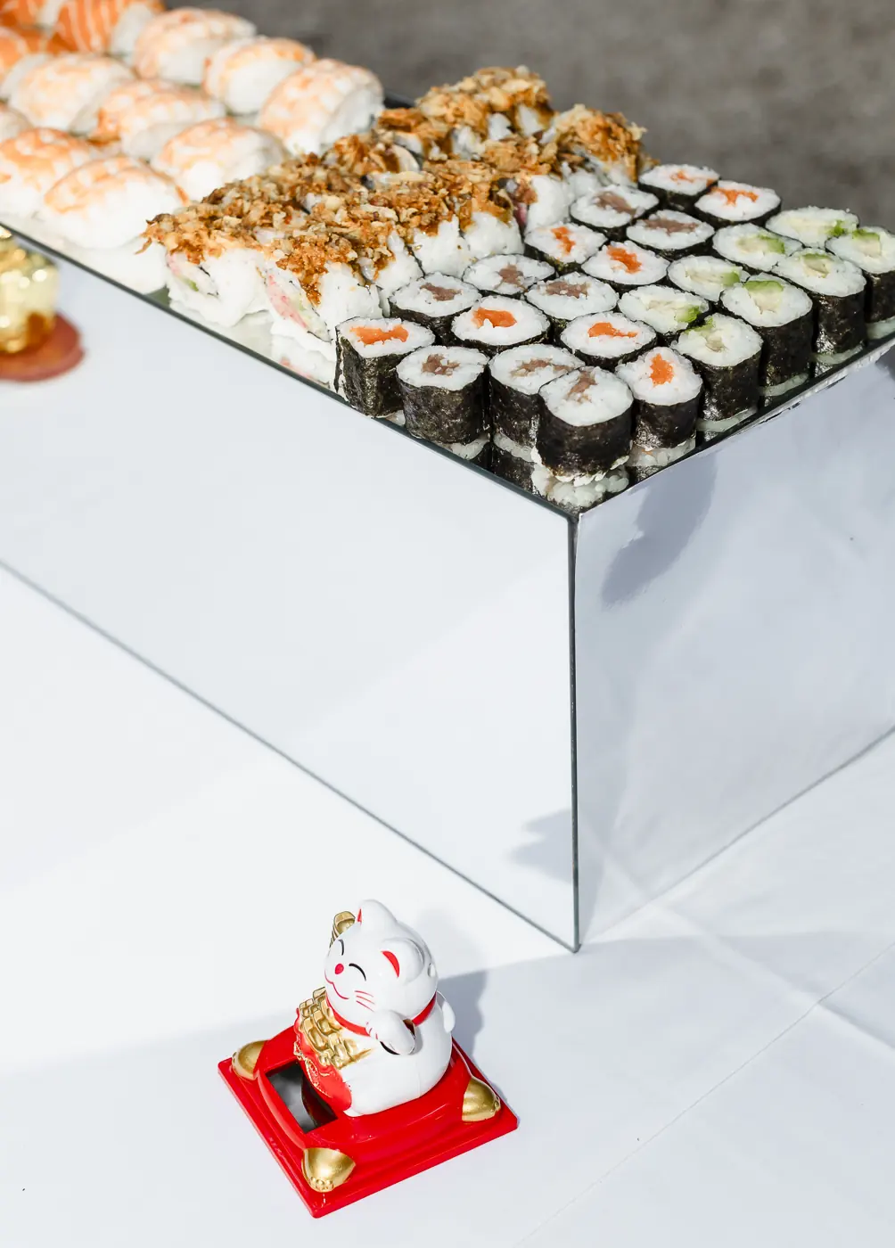 Bandeja de sushi en la estación