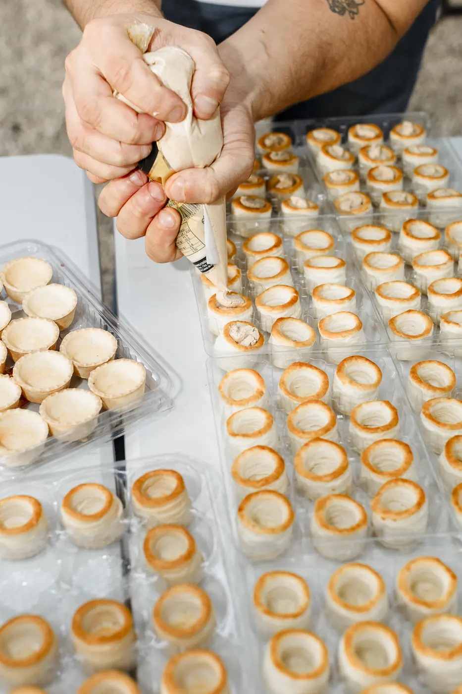 Rellenando tartaletas a mano