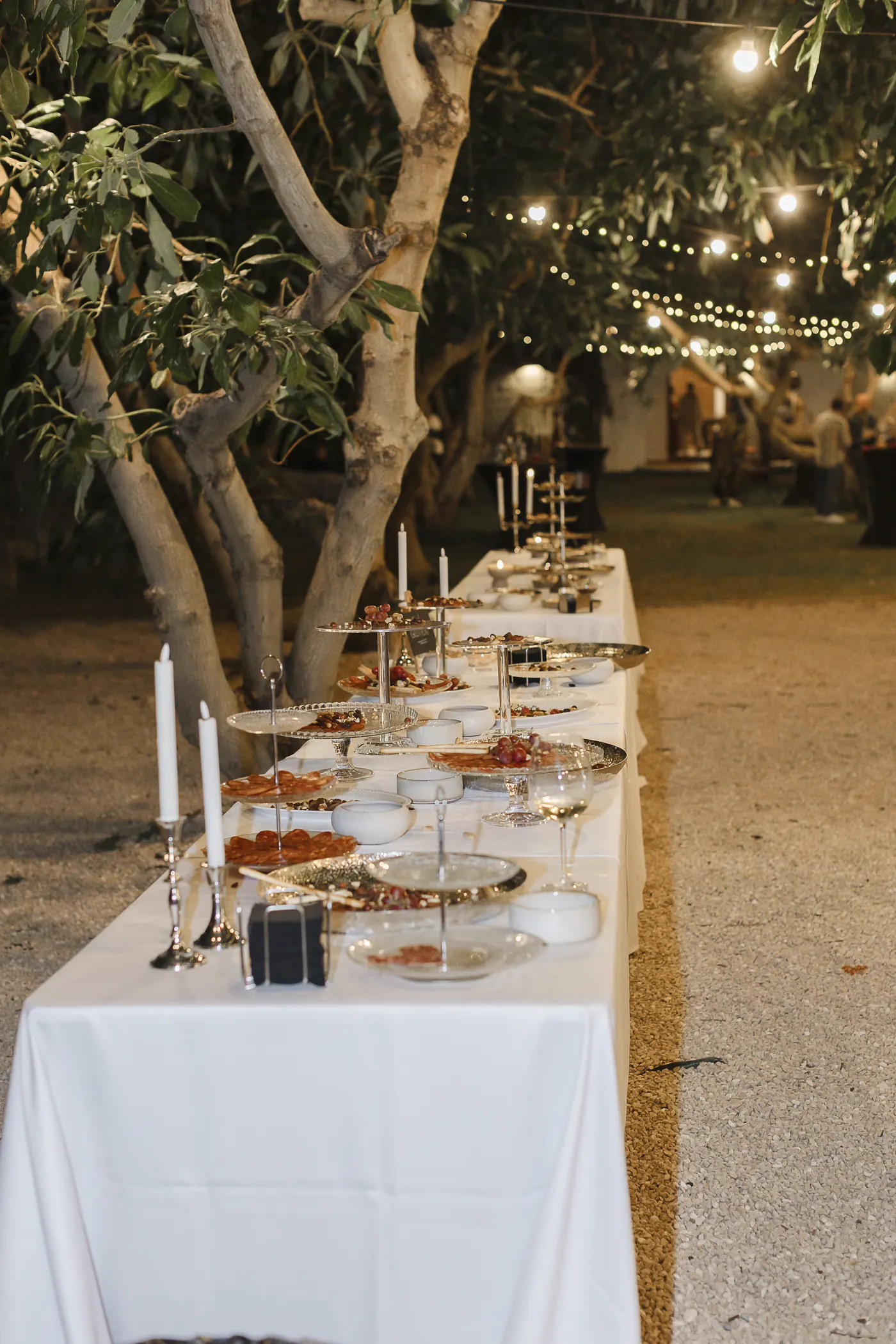 Mesa del cóctel de noche con velas